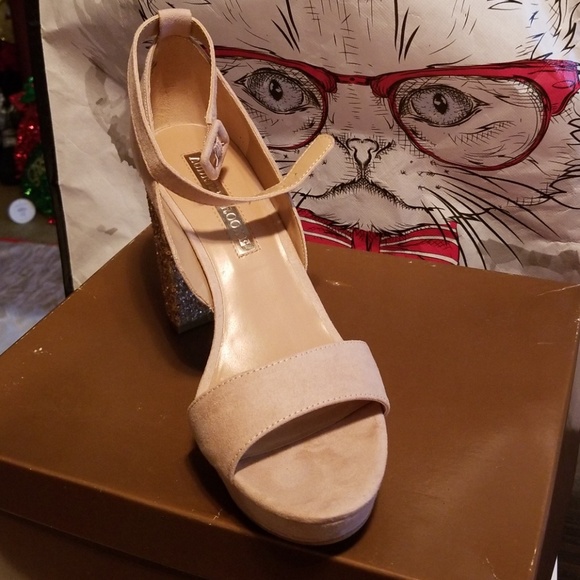 Heels - Picture 4 of 4